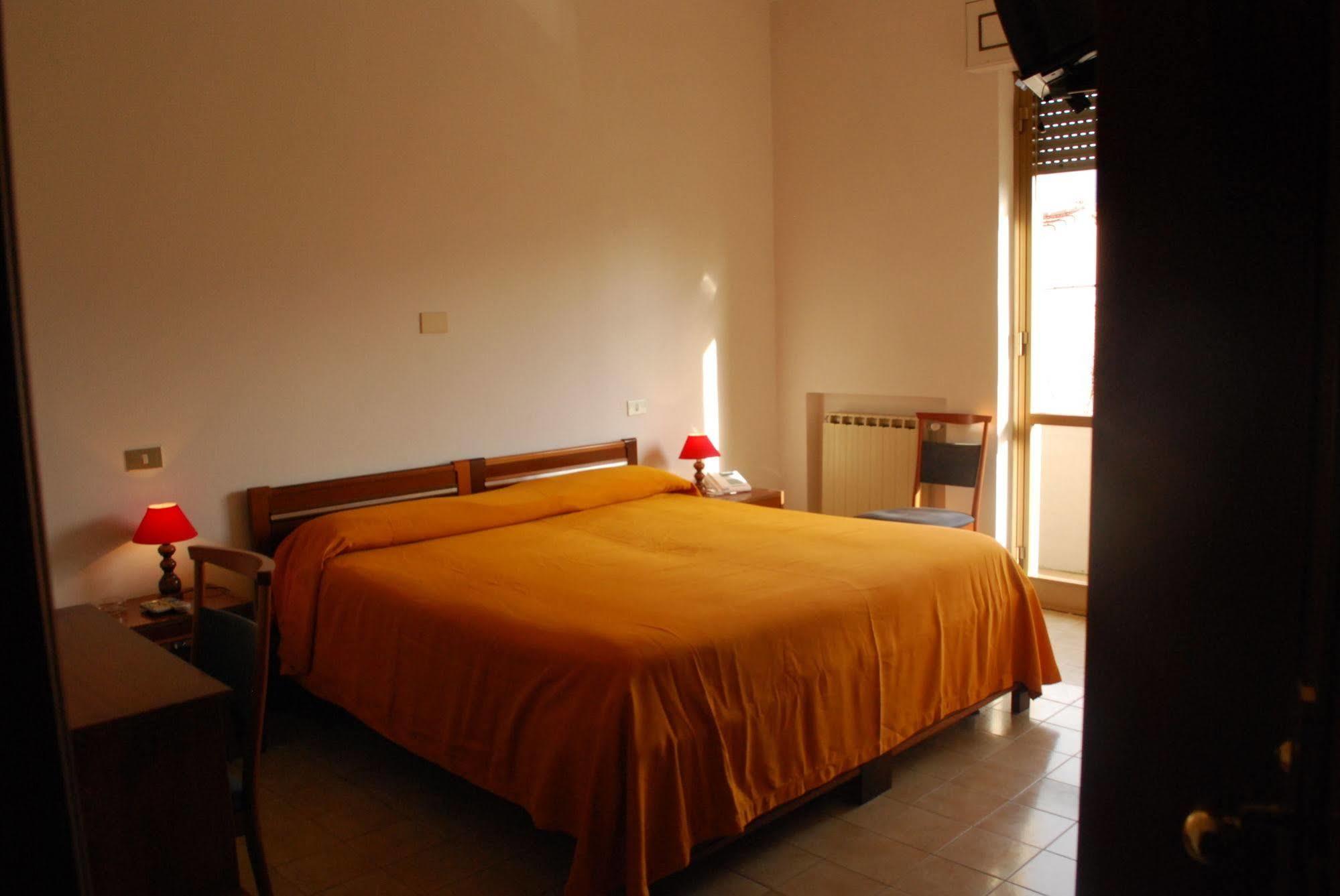 קסטלנואובו מגרה Albergo Smeraldo מראה חיצוני תמונה