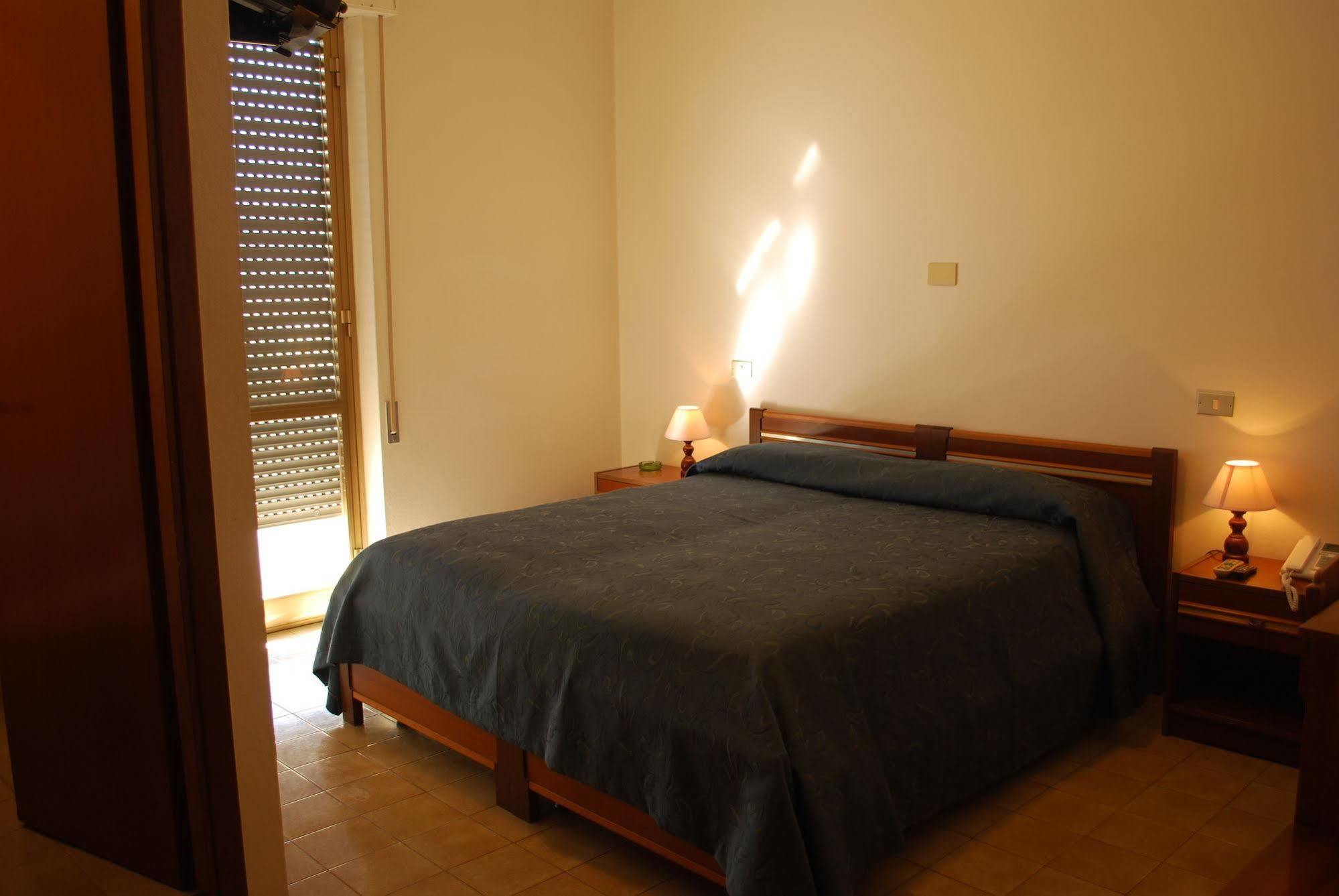 קסטלנואובו מגרה Albergo Smeraldo מראה חיצוני תמונה